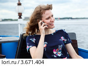 Молодая девушка с телефоном. Стоковое фото, фотограф Кекяляйнен Андрей / Фотобанк Лори