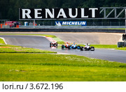 Болиды Формула 2.0 участвует в чемпионате "Мировая серия Renault" на треке "Moscow Raceway" в Подмосковье (2012 год). Редакционное фото, фотограф Николай Винокуров / Фотобанк Лори