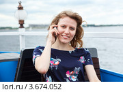 Девушка с телефоном сидит за столиком кафе. Стоковое фото, фотограф Кекяляйнен Андрей / Фотобанк Лори