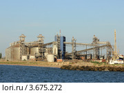 Зернопогрузочный терминал и элеватор в порту Кавказ (2012 год). Редакционное фото, фотограф Rekacy / Фотобанк Лори