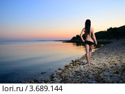 Девушка в черных трусах идет вдоль моря на закате. Стоковое фото, фотограф Арестов Андрей Павлович / Фотобанк Лори