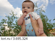 Маленький ребенок на прогулке на улице (2012 год). Редакционное фото, фотограф Светлана Пирожук / Фотобанк Лори