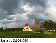 Небо над Суздальским Кремлем (2010 год). Редакционное фото, фотограф Павел Широков / Фотобанк Лори