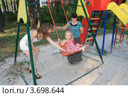 Мама раскачивает качели (2012 год). Стоковое фото, фотограф Анатолий Матвейчук / Фотобанк Лори