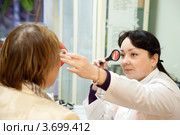 Женщина окулист исследует зрение у пожилой пациентки. Стоковое фото, фотограф Яков Филимонов / Фотобанк Лори