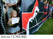 Участник митинга стоит перед сценой с лозунгом "Свободу всем" на митинге "В поддержку узников 6 мая" в Новопушкинском сквере, город Москва (2012 год). Редакционное фото, фотограф Николай Винокуров / Фотобанк Лори