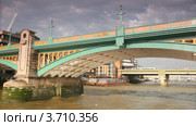 Прогулка по реке Темза, Лондон (2010 год). Стоковое видео, видеограф Losevsky Pavel / Фотобанк Лори
