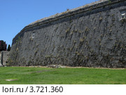 Крепостная стена крепости на острове Родос. Греция (2012 год). Редакционное фото, фотограф Маргарита Герм / Фотобанк Лори
