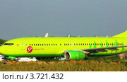 Боинг 737-800 рулит по аэропорту (2012 год). Редакционное видео, видеограф Евгений / Фотобанк Лори