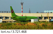 Боинг 737-800 рулит по аэропорту (2012 год). Редакционное видео, видеограф Евгений / Фотобанк Лори