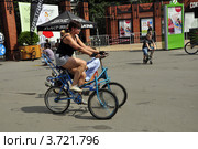 Люди на велосипедах в Сокольниках (2012 год). Редакционное фото, фотограф Галина Никифорова / Фотобанк Лори