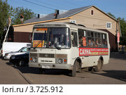 Городской автобус на остановке у вокзала. Струнино, Владимирская область (2012 год). Редакционное фото, фотограф Юлия Кузнецова / Фотобанк Лори