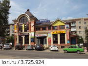 Торговый центр на главной улице Струнино, Владимирская область (2012 год). Редакционное фото, фотограф Юлия Кузнецова / Фотобанк Лори