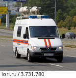 Микроавтобус МЧС едет по улице (2012 год). Редакционное фото, фотограф Андрей Ерофеев / Фотобанк Лори