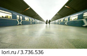Поезд прибывает на станцию метро, другой поезд отъезжает (2011 год). Редакционное видео, видеограф Losevsky Pavel / Фотобанк Лори