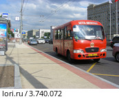 Маршрутка № 753 едет по Кутузовскому проспекту. Москва (2012 год). Редакционное фото, фотограф lana1501 / Фотобанк Лори