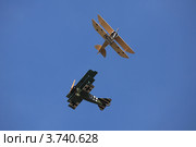 Воздушный бой истребителей Первой мировой войны между германским Fokker DR-1 Triplane и шведским Tummelisa (2012 год). Редакционное фото, фотограф Михеев Алексей / Фотобанк Лори