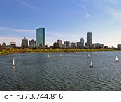 Пейзаж с видом на город Бостон (США) и парусниками на воде (2012 год). Стоковое фото, фотограф FMRU / Фотобанк Лори