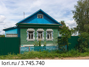 Деревянный дом с тремя окнами в городе Верее (2012 год). Стоковое фото, фотограф Павел Широков / Фотобанк Лори
