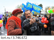 Увлеченные фотографы на фоне знамен ЛДПР (2012 год). Редакционное фото, фотограф Анатолий Матвейчук / Фотобанк Лори