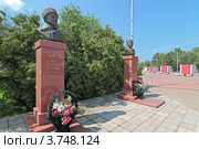 Бюсты И.В. Панфилова и Бауыржана Момышулы на Октябрьской площади в Волоколамске (2012 год). Редакционное фото, фотограф Сергей Соболев / Фотобанк Лори