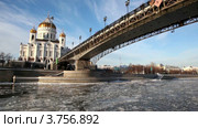 Храм Христа Спасителя и Патриарший мост зимой (2011 год). Стоковое видео, видеограф Losevsky Pavel / Фотобанк Лори