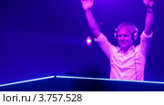 Популярный датский Диджей Armin Van Buuren на сцене (2011 год). Редакционное видео, видеограф Losevsky Pavel / Фотобанк Лори