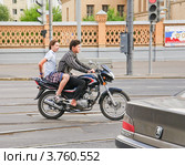 Подростки на мотоцикле без шлемов (2012 год). Редакционное фото, фотограф Алёшина Оксана / Фотобанк Лори