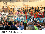 Стена Виктора Цоя на улице Арбат в дни 50-летнего юбилея певца, Москва, Россия (2012 год). Редакционное фото, фотограф Николай Винокуров / Фотобанк Лори