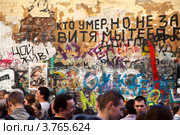 Стена Виктора Цоя на старом Арбате в дни 50-летнего юбилея певца, Москва, Россия (2012 год). Редакционное фото, фотограф Николай Винокуров / Фотобанк Лори