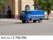Машина "Почты России" на улицах города Сафоново, Смоленская область (2012 год). Редакционное фото, фотограф Вячеслав Палес / Фотобанк Лори