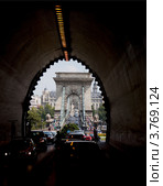 Вид на Цепной мост Сечени из тоннеля (2012 год). Редакционное фото, фотограф Наталья Волкова / Фотобанк Лори