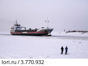 Лыжники на льду у фарватера (2006 год). Редакционное фото, фотограф Vladimir Pen / Фотобанк Лори