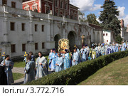 Митрополит Ювеналий. Крестный ход в  Новодевичьем монастыре (2012 год). Редакционное фото, фотограф Дмитрий Неумоин / Фотобанк Лори