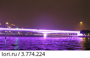 Корабли идут по реке Перл на фоне освещенного моста, таймлапс. Стоковое видео, видеограф Losevsky Pavel / Фотобанк Лори