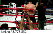 Два спортсмена на боксерском ринге на шоу "Московская битва 3" (2011 год). Редакционное видео, видеограф Losevsky Pavel / Фотобанк Лори