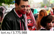 Молодые участники с окровавленными лицами на Параде Зомби (2012 год). Редакционное видео, видеограф Losevsky Pavel / Фотобанк Лори