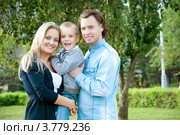 Счастливые родители с сыном в парке. Стоковое фото, фотограф Типляшина Евгения / Фотобанк Лори