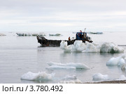 Самоходная баржа среди льдин на море. Стоковое фото, фотограф Максим Деминов / Фотобанк Лори