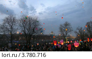 Люди бросают вверх небесные фонарики  в парке Музеон (2012 год). Стоковое видео, видеограф Losevsky Pavel / Фотобанк Лори