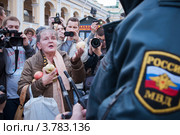 Диалог  пожилой женщины и полицейского (2011 год). Редакционное фото, фотограф Александра Любимова / Фотобанк Лори