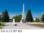 Площадь Вечного огня, центральная площадь города Новоалтайска, и обелиск воинам-новоалтайцам (2012 год). Редакционное фото, фотограф Alexey D. / Фотобанк Лори