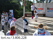 Веселая зарядка Kinder + Спорт в парке культуры и отдыха «Сокольники». Проводит знаменитая гимнастка Ляйсан Утяшева. День города, 1 сентября 2012. Москва. Редакционное фото, фотограф lana1501 / Фотобанк Лори