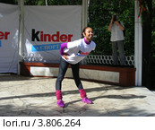 Веселая зарядка Kinder + Спорт в парке культуры и отдыха «Сокольники». Проводит знаменитая гимнастка Ляйсан Утяшева. День города, 1 сентября 2012. Москва. Редакционное фото, фотограф lana1501 / Фотобанк Лори