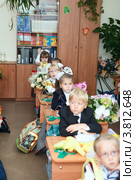 Дети первоклассники сидят в школе на уроке (2012 год). Редакционное фото, фотограф Кекяляйнен Андрей / Фотобанк Лори