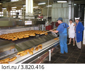 Хлебозавод 24. Хлеб выходит из печи (2006 год). Редакционное фото, фотограф николай / Фотобанк Лори