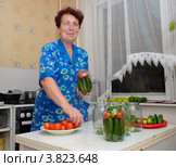 Женщина консервирует овощи. Стоковое фото, фотограф Вячеслав Палес / Фотобанк Лори
