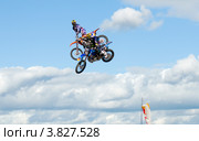 Показательные выступление спортсменов команды мотофристайлеров FMX-13 Алексея Колесникова, Алексея Айсина (2012 год). Редакционное фото, фотограф Pukhov K / Фотобанк Лори