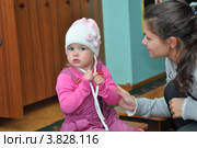 Ребенок одевается в раздевалке детского сада. Стоковое фото, фотограф Вячеслав Палес / Фотобанк Лори