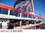 Подготовка автомобилей команд к Чемпионату Европы FIA GT3 на трассе Moscow Raceway в Подмосковье (2012 год). Редакционное фото, фотограф Николай Винокуров / Фотобанк Лори